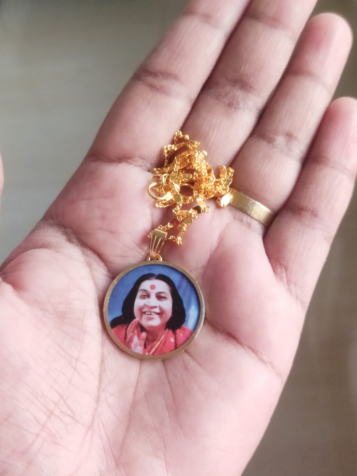 Shri Mataji Pendant Circle